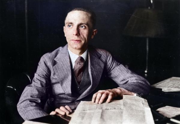 Bild 1 von 7: Joseph Goebbels - Hitlers Propagandaminister (kolorierte Aufnahme)