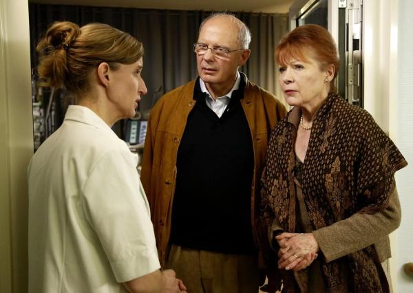 Bild 1 von 14: Als Hanna (Renate Schroeter, r.) und Peter Harder (Rainer Luxem, M.) von dem Unfall erfahren, eilen sie sofort an das Krankenbett ihres im Koma liegenden Sohnes. Sie ahnen nicht, dass dieser als Geist herumspukt, um Jana soweit zu bringen, dass sie seine Erfindung rettet ...