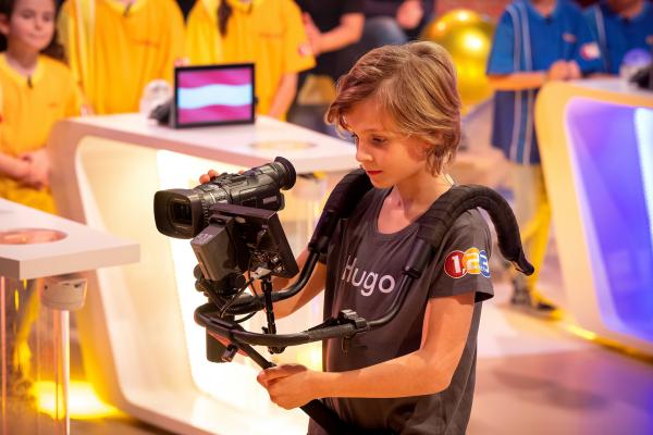 Bild 1 von 7: Kamerakind Hugo filmt gekonnt die Szenerie mit einer Profikamera ab.