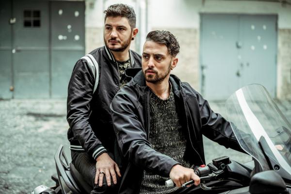 Bild 1 von 25: Im Bild: Unterboss Belle? Bbuono (Alessandro Palladino, li.) - wer etwas darstellt in der Camorra wird chauffiert.