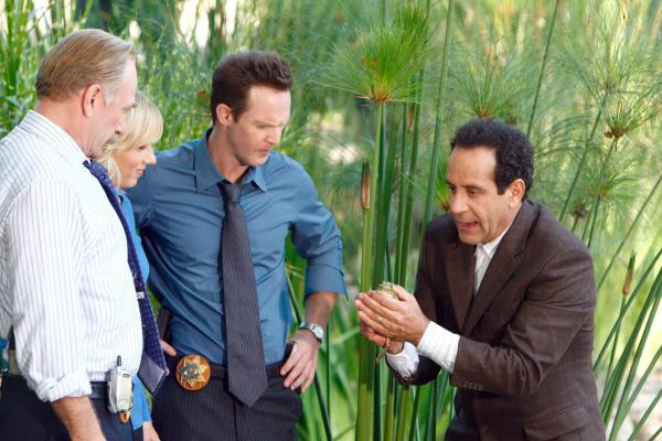 Bild 1 von 4: Im Bild (v.li.): Ted Levine (Capt. Leland Stottlemeyer), Traylor Howard (Natalie Teeger), Jason Gray-Stanford (Lt. Randall Disher), Tony Shalhoub (Adrian Monk).