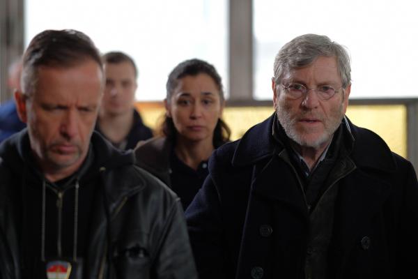 Bild 1 von 6: Zsofia Arslan (Dorka Gryllus, Mitte); Julien Baptiste (Tchéky Karyo, r.)