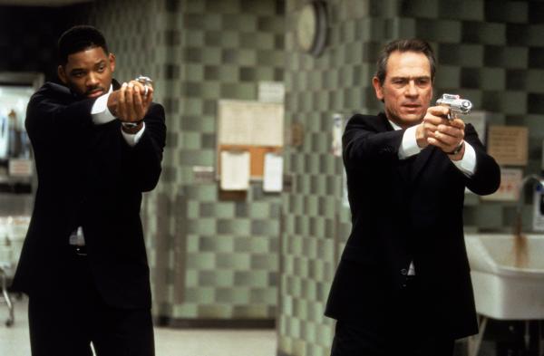 Bild 1 von 9: Die ausgebufften Agenten K (Tommy Lee Jones, r.) und J (Will Smith, l.) sollen eine gigantische Kakerlake vernichten ...