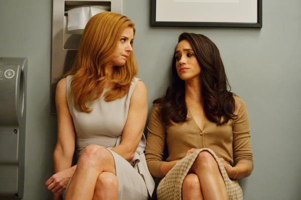 Bild 1 von 2: Donna (Sarah Rafferty, l.) versucht, Rachel (Meghan Markle, l.) Trost zu spenden, deren Verlobter wegen Betrugs verhaftet wurde. Statt eines glücklichen Ehelebens scheint das Verbüßen einer Haftstrafe dessen Zukunft zu sein.