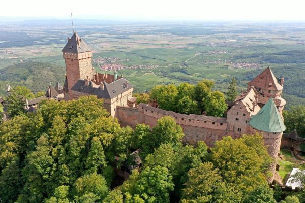 Bild 1 von 12: Im Bild: Château du Haut-Koenigsbourg (deutsch: Burg Hohkönigsburg - NICHT Hochkönigsburg), eine der beeindruckendsten Burgen im Elsass, dem Stammland der Habsburger.