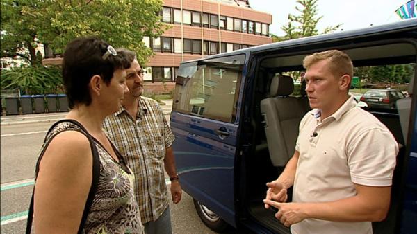 Bild 1 von 3: Aristide und Gerda wollen ihr Bad renovieren. Otto Schulte wird ihnen helfen, Geld mit der Spielzeugsammlung zu verdienen. Werden sie es schaffen?