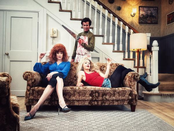 Bild 1 von 5: Ted Bundy (Matthias Matschke, M.) lebt mit seiner Frau Elisabeth (Judith Richter, l.) und seiner Tochter Molly (Nora Islei, r.) das ruhige Leben eines Serienkillers.