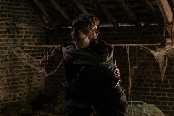 Bild 1 von 6: Billie Vebber (Constance Gay) versucht, Thibaut Braxe (Jérémy Gillet) zu trösten. Er hat seinen Bruder verloren.