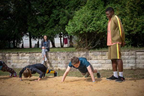Bild 1 von 4: Badu (Arnold Makuissie, re.) gibt den harten Trainer. Anstrengend, finden Cäcilia (Carlotta Weide, li.) und Bela (Philip Müller, Mi.).