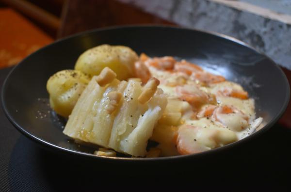 Bild 1 von 6: Frischer Skrei traditionell zubereitet als Boknafisk mit Speck und Möhren in einer Bechamelsoße