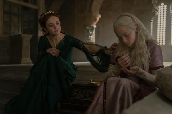 Bild 1 von 8: Alicent Hohenturm (Olivia Cooke, l.); Prinzessin Helaena Targaryen (Evie Allen, r.)