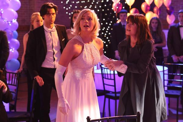 Bild 1 von 8: Amy Turner (Allie MacDonald, l.); Julie Taylor (Zoe McLellan, r.)