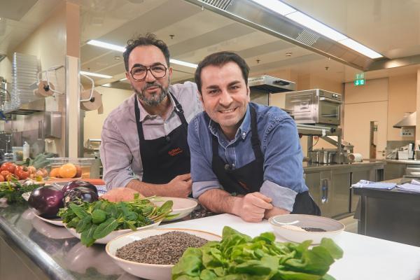 Bild 1 von 5: Von links: Adnan Maral und Ali GüngörmüÅ? in der Küche des koscheren Restaurants Einstein in München.