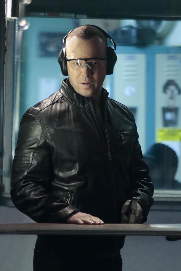 Bild 1 von 8: Ein aktueller Fall geht Danny (Donnie Wahlberg) unter die Haut: Beim Schießtraining versucht er, sich abzureagieren ...