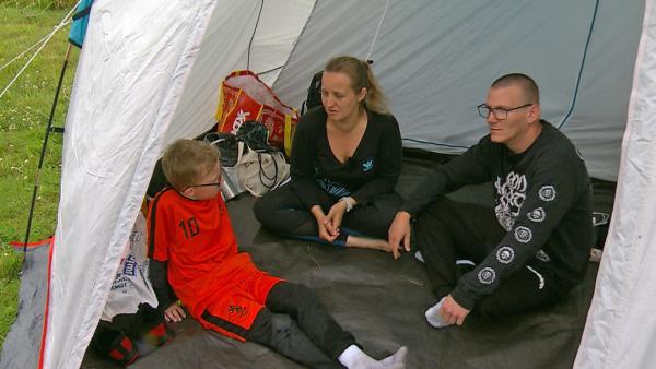 Bild 1 von 2: Farina (37) und Mike (45) zelten für fünf Tage mit ihren Söhnen Leon (13) und Jonas (9) an der Nordsee.
