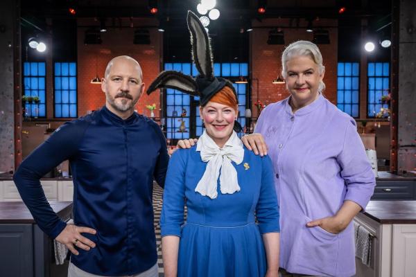 Bild 1 von 8: (v.l.n.r.) Christian Hümbs; Enie van de Meiklokjes; Bettina Schliephake-Burchardt