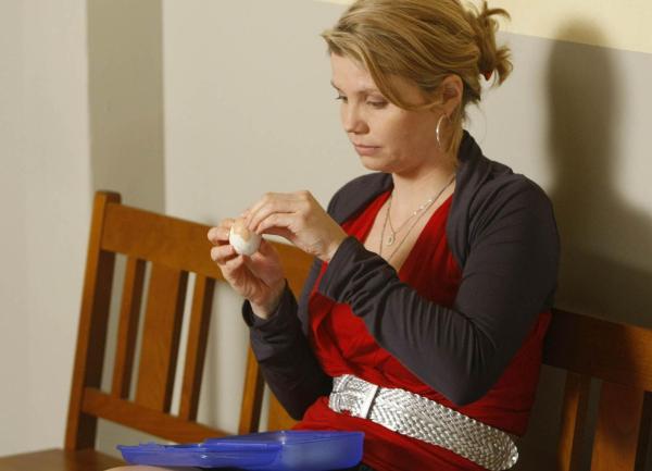 Bild 1 von 27: Danni (Annette Frier) muss sich vor Gericht mit ihrem Ehemann Andi herumschlagen, der ganz frech eine finanzielle Abfindung im Falle der Scheidung für all die Jahre, die er Danni angeblich unterstützt hat, fordert ...