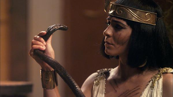 Bild 1 von 4: Kleopatra führte ein aufregendes und bewegtes Leben. Nach einer ergreifenden Liebestragödie erwägt sie den Suizid durch Schlangengift.