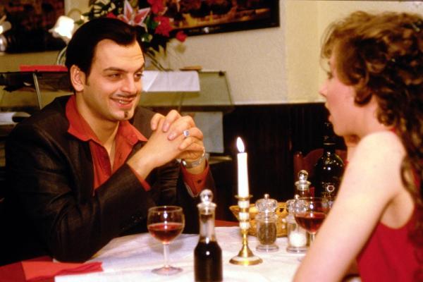 Bild 1 von 14: Francesco (Kaya Yanar, l.) sitzt mit einer Frau (Karen Heise, r.) in einem italienischen Restaurant.
