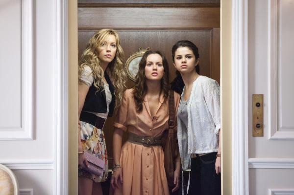 Bild 1 von 3: Grace (Selena Gomez, r.), ihre beste Freundin Emma (Katie Cassidy, l.) und ihre Stiefschwester Meg (Leighton Meester, M.) können ihr Glück kaum fassen, als sie die luxuriöse Suite betreten.