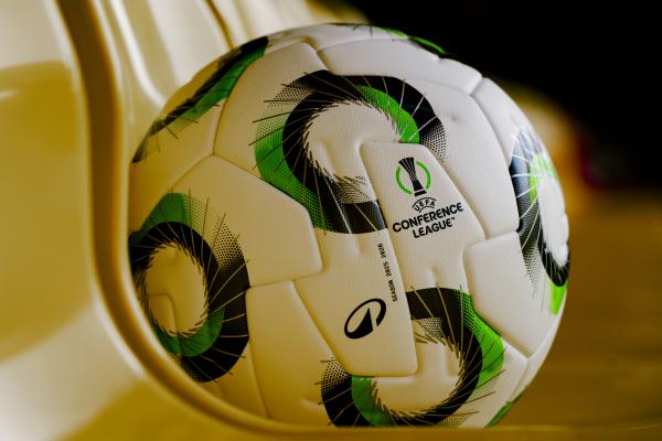 Bild 1 von 2: Der UEFA Conference-League-Ball der Saison 2025-2026 während der ServusTV-Übertragung der \