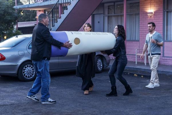 Bild 1 von 8: (v.l.n.r.) Terry (Willie Mason); Vicki (D'Arcy Carden); Susi (Jessia De Gouw); Martin (Will Forte)