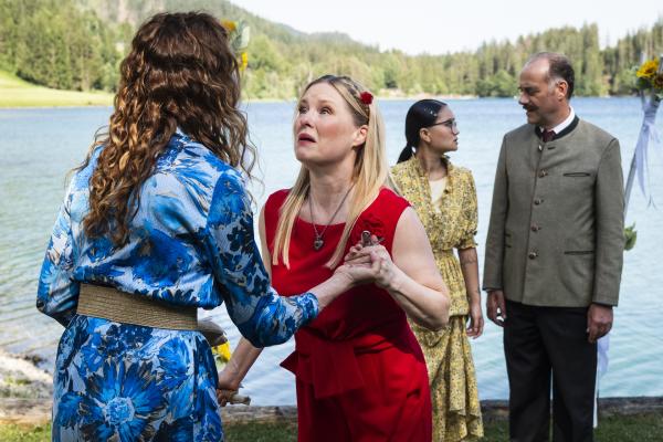 Bild 1 von 10: Annalena hält Vera davon ab, Gregor hinterher zu eilen. Von links: Annalena (Heidrun Gärtner), Vera (Sybille Waury), Lien (Nui Nguyen), Standesbeamter Hofer (Anton Algrang).