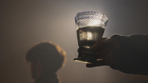 Bild 1 von 2: Der Tod durch einen Gifttrank ist im Mittelalter für viele Herrscher eine ständige Gefahr. Auch Kaiser Friedrich II. hatte 1249 guten Grund, seinem Leibarzt misstrauisch zu begegnen.