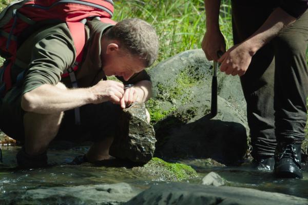 Bild 1 von 8: Der Geologe Julian Thomson (li.) untersucht Fossilien im Flussbett des Maungataniwha Native Forest, einem entlegenen Gebiet, in dem einst Dinosaurierknochen gefunden wurden.