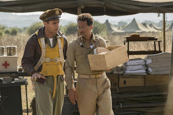 Bild 1 von 7: Yossarian (Christopher Abbott, l.); Doc Daneeka (Grant Heslov, r.)