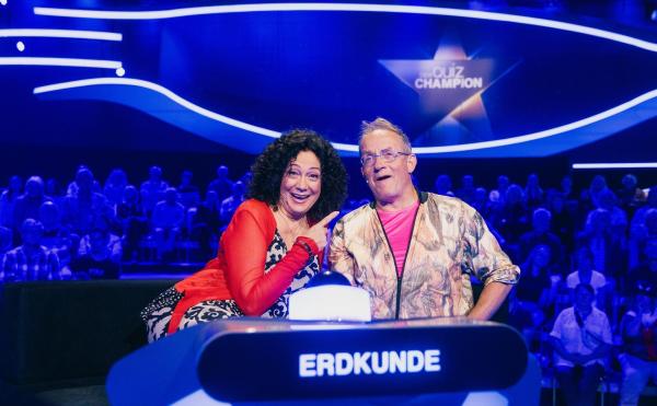 Bild 1 von 18: Im Bild: Barbara Wussow und Wigald Boning (Erdkunde).