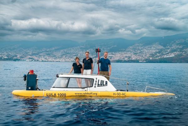 Bild 1 von 15: Mit dem Tauchboot Lula 1000 geht Florian Huber (r.) mit den Tiefseepionieren Kerstin (l.) und Joachim Jakobsen (M.) vor der portugiesischen Insel Madeira auf Expedition in die Tiefsee.