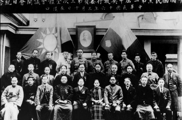 Bild 1 von 1: Die aufsteigende ?rote Sonne? unter Mao Zedongs (zweite Reihe, 3.v.r.) Führung stellt für Chiang Kai-sheks Pläne eine große Bedrohung dar.