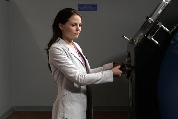 Bild 1 von 21: Dr. Allison Cameron (Jennifer Morrison) hat es mit einem äußerst seltsamen Fall zu tun: Eine Nonne klagt über Stigmata-ähnliche Male an den Händen.