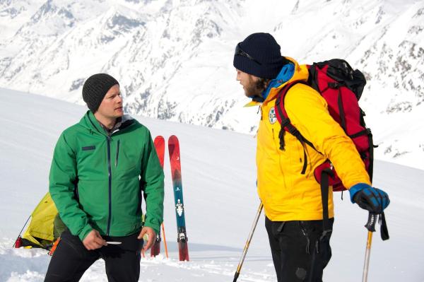 Bild 1 von 8: Im Bild: Markus (Sebastian Ströbel, r.) erfährt von Ben (Mirko Lang, l.), dass zwei Mädchen seiner Gruppe verschwunden sind.