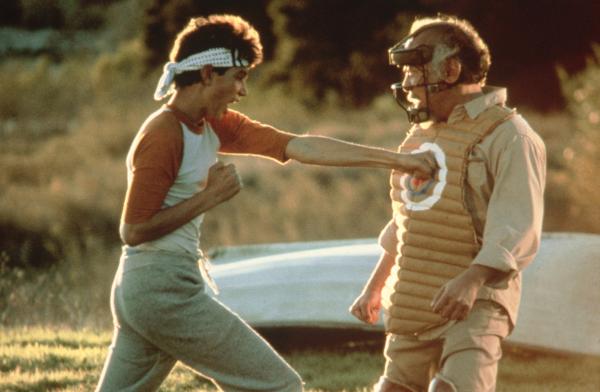 Bild 1 von 3: Das große Turnier rückt immer näher. Daniel (Ralph Macchio, l.) muss alles geben, um sich Mr. Miyagi (Pat Morita, r.) und sich selbst zu beweisen.