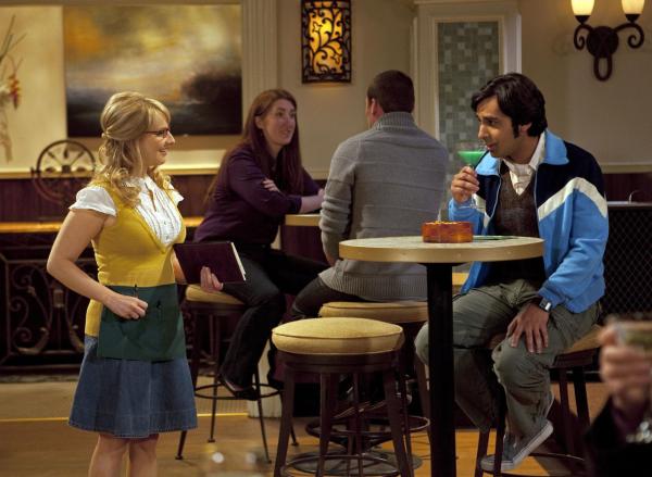 Bild 1 von 34: Bernadette Rostenkowski (Melissa Rauch, l.); Rajesh Koothrappali (Kunal Nayyar, r.)