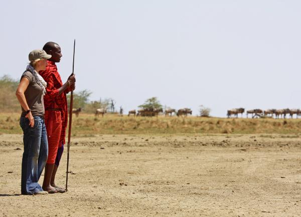 Bild 1 von 1: Moderatorin Andrea Jansen und Maasai Tengere in Tansania