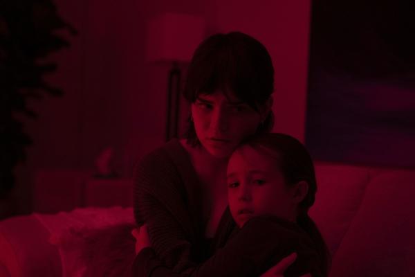 Bild 1 von 11: Sadie Harper (Sophie Thatcher, l.); Sawyer Harper (Vivien Lyra Blair, r.)