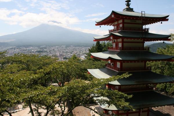 Bild 1 von 4: Der Fuji ist ein Nationalheiligtum, aber auch eine ständige Bedrohung für die Stadt. Japan liegt im Epizentrum einer riesigen Subduktionszone, in der vier Platten aufeinanderstoßen. Jederzeit kann es zu Vulkanausbrüchen und Erdbeben kommen.