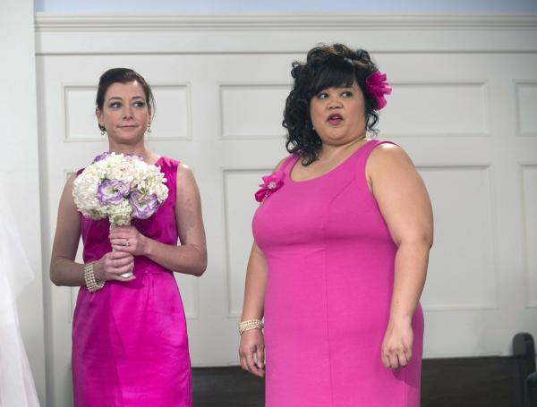 Bild 1 von 26: Sehnsüchtig warten Lily (Alyson Hannigan, l.) und Robins Erzfeindin Patrice (Ellen D. Williams, r.) darauf, dass die Braut die Kirche betritt ...