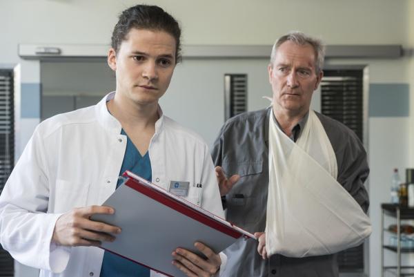 Bild 1 von 6: Tom Zondek (Tilman Pörzgen); Dr. Rutger Wolf (Peter Zimmermann)