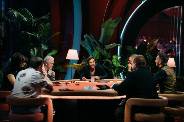 Bild 1 von 12: (im Uhrzeigersinn) Klaas Heufer-Umlauf; Pati Valpati; Michael Mittermeier; Max Giesinger; Joko Winterscheidt; Oliver Kalkofe