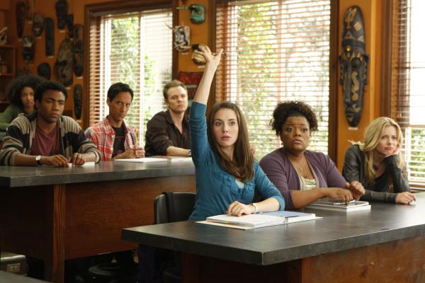 Bild 1 von 34: Ein neues Semester beginnt: Troy (Donald Glover, 2.v.l.), Abed (Danny Pudi, 3.v.l.), Jeff (Joel McHale, M.), Annie (Alison Brie, 3.v.r.), Shirley (Yvette Nicole Brown, 2.v.r.) und Britta (Gillian Jacobs, r.) ...