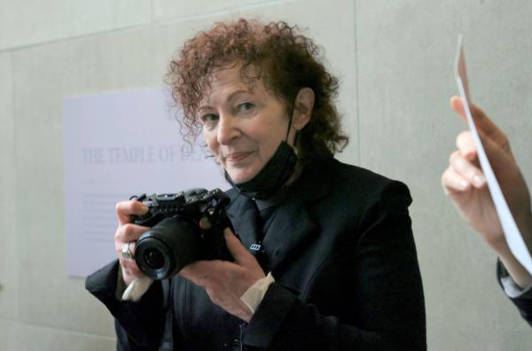 Bild 1 von 4: Die Fotografin und Künstlerin Nan Goldin bei einer Protestaktion gegen die Sackler-Familie, deren Pharmaunternehmen die Opioid-Krise in den USA mitverantwortet hat.