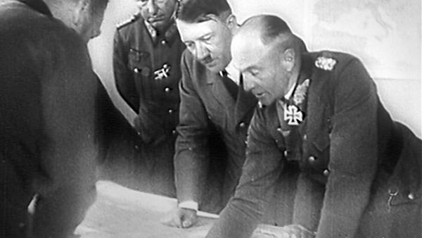 Bild 1 von 11: Im Bild: Hitler bei einer Lagebesprechung.