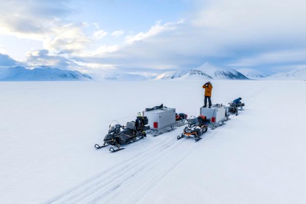Bild 1 von 15: Ein Crewmitglied sucht in Spitzbergen nach Eisbären. Der Mann steht auf einer bärensicheren \