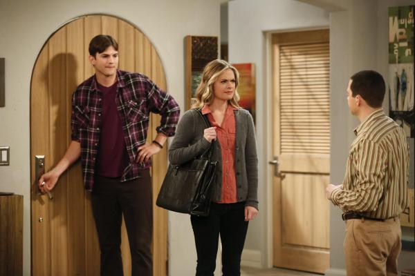 Bild 1 von 12: Während Alan (Jon Cryer, r.) ein Verhältnis mit Ms. McMartin (Maggie Lawson, M.) angefängt, tritt Walden (Ashton Kutcher, l.) einer Selbsthilfegruppe für Adoptivväter bei ...