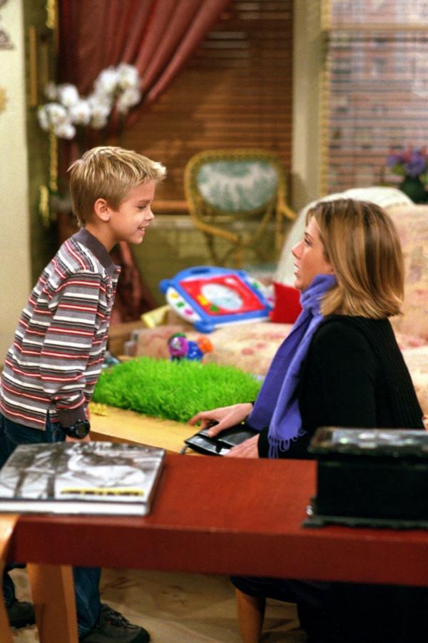 Bild 1 von 5: Ben Geller (Cole Sprouse, l.); Rachel Green (Jennifer Aniston, r.)
