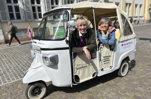 Bild 1 von 4: Mit ihrem italienischen Kultgefährt ist Stadtführerin Susanne Kahlig (links) mit SWR-Moderatorin Annette Krause (rechts) in Heidelberg unterwegs: Lebensgefühl wie in Italien